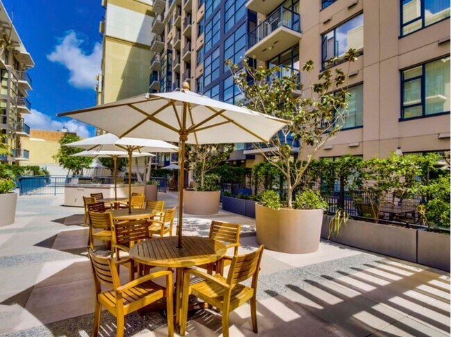 Building Photo - Modern 2 Bed/ 2 Bath Condo in the Heart of...