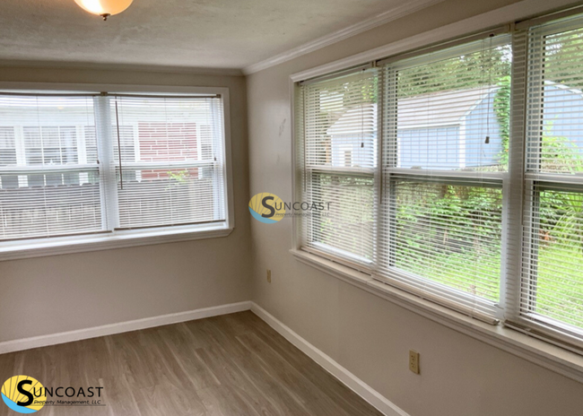 Building Photo - Spacious Home Full of Natural Light!