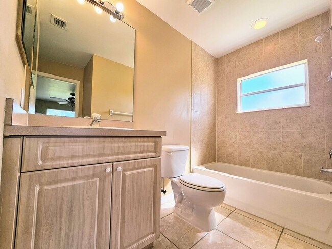 Building Photo - Nice 3 Bedroom Duplex in Lehigh Acres