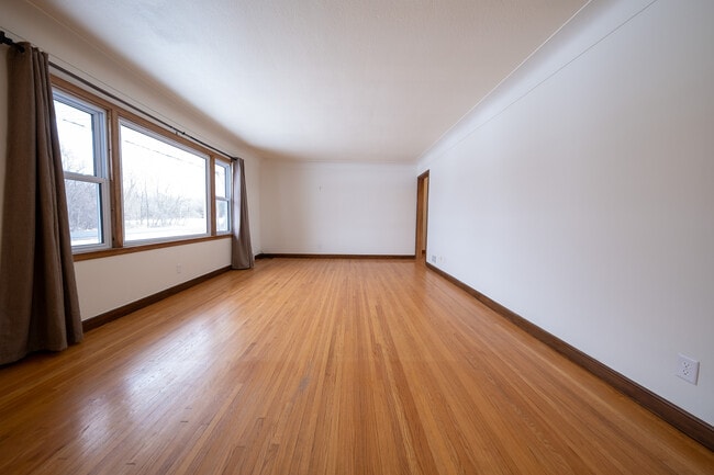 Building Photo - 22925 Oakdale Dr