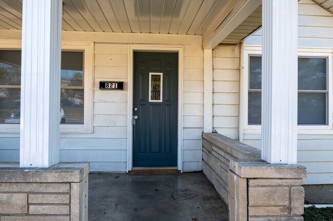 Building Photo - Remodeled 3 Bedroom 1 Bath home Ready for ...