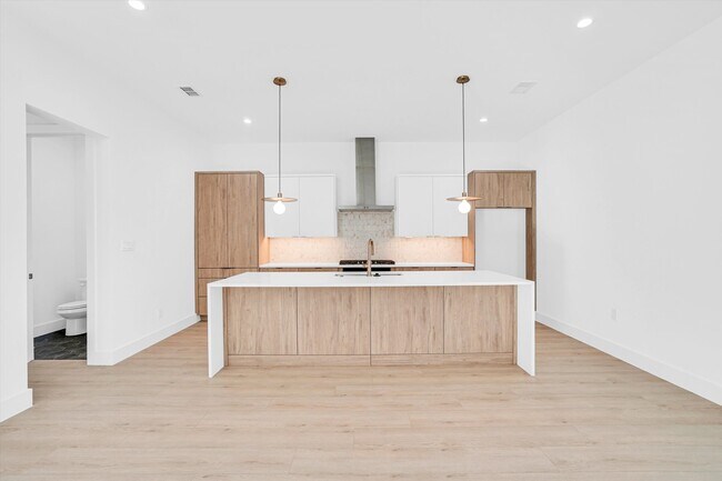 Building Photo - 1707 Nomas St