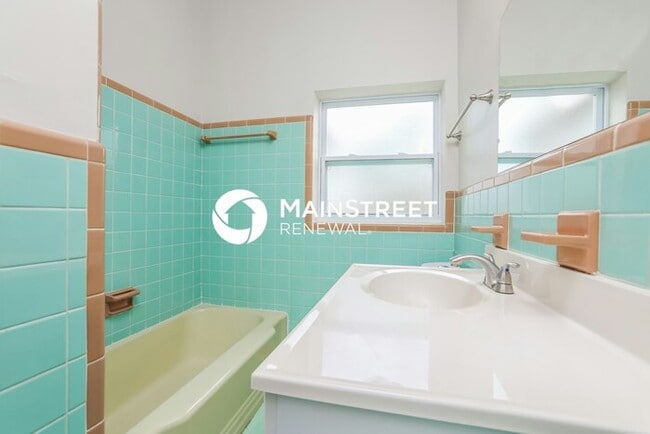 Building Photo - 3 Bedroom Pet-Friendly Home in ORLANDO, FL with Main Street Renewal