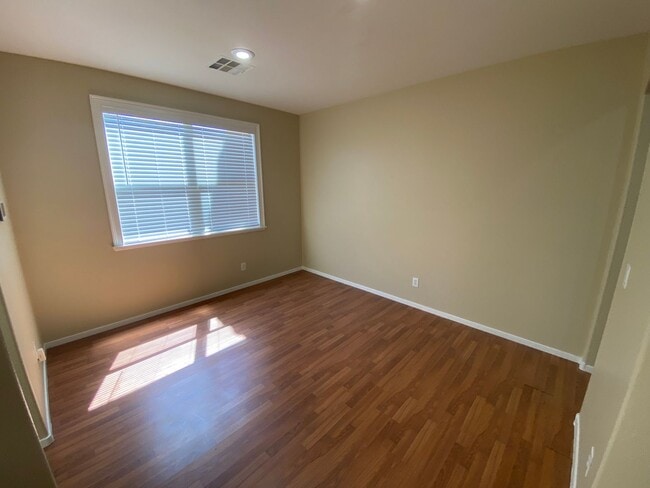 Building Photo - Beautiful 6 bed/3 bath home located in the...