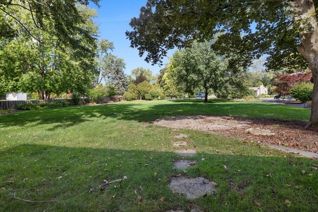 Building Photo - 4 bed 3.5 bath home in East Grand Rapids
