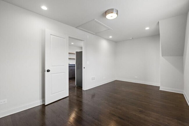 Building Photo - 2 bedroom in Chicago IL 60618