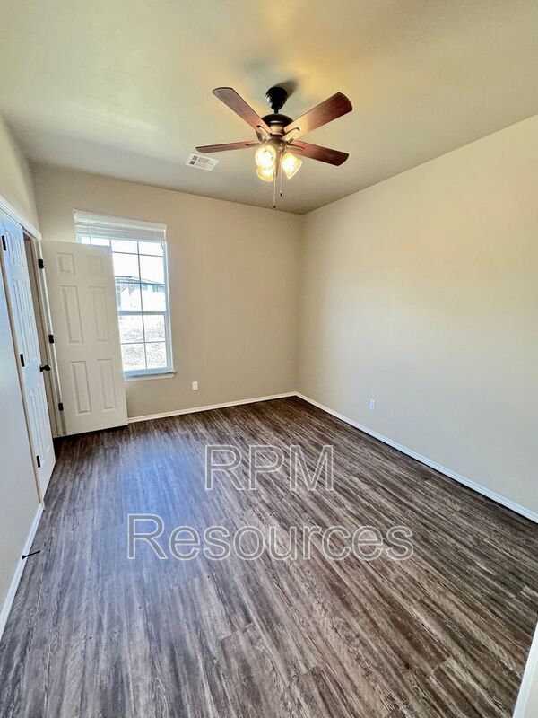 Building Photo - 127 Bison Ct Way