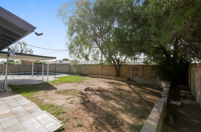 Building Photo - 5027 W Palmaire Dr