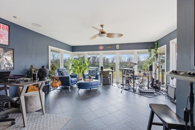 Building Photo - Charming 3-Bed Oasis with Scenic Waterfront Views and Pool 15 minutes from Downtown Nashville