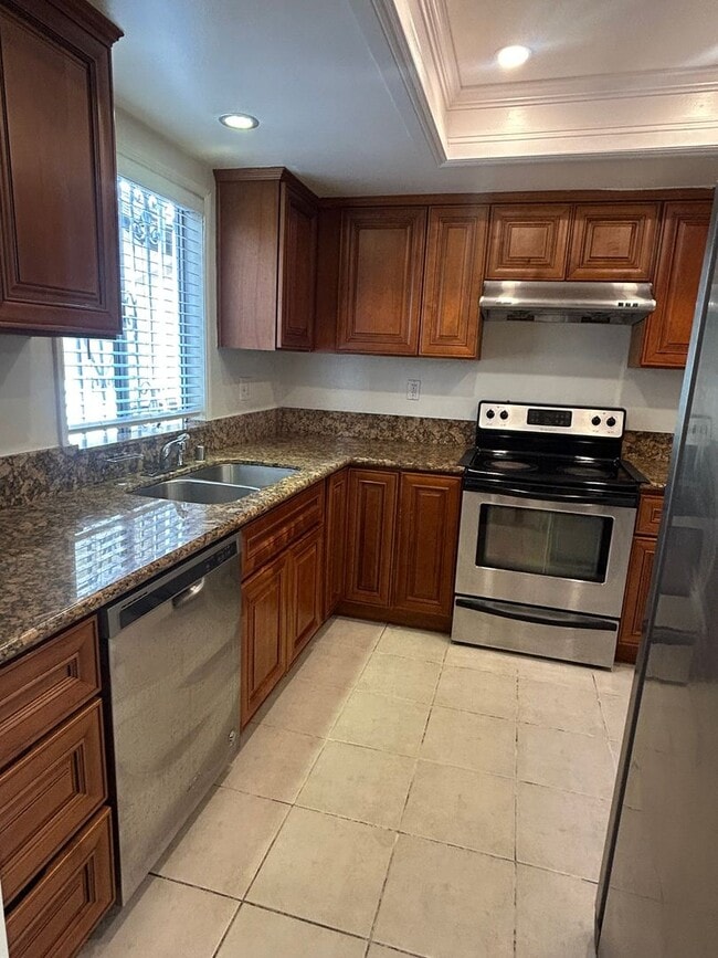 Building Photo - Spacious 2-bedroom with bonus room townhom...