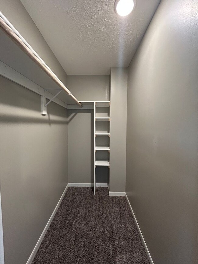Building Photo - Spacious 4 Bedroom Duplex Near Village Pointe