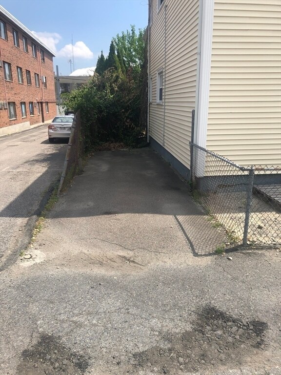 Building Photo - 22 Murdock St