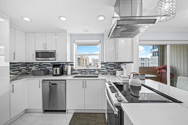 Building Photo - 3581 S Ocean Blvd