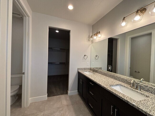 Building Photo - SPACIOUS SINGLE LEVEL HOME IN WASHINGTON F...