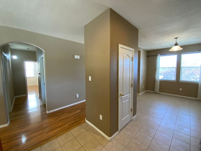 Building Photo - 3 Bedroom Single Story Home Available Near...