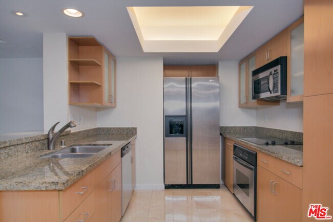 Building Photo - 13700 Marina Pointe Dr