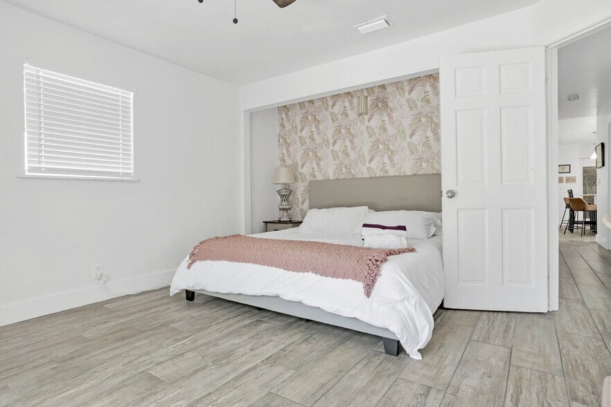 Building Photo - 1598 NE 38th St