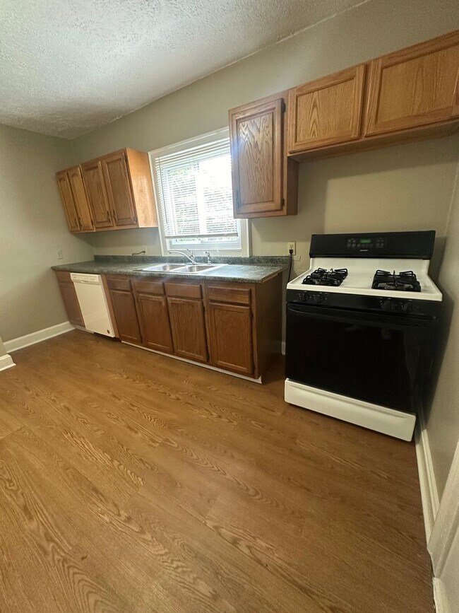 Building Photo - 649 Golfview Dr