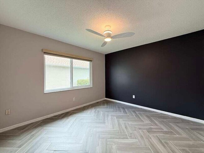 Building Photo - 1347 Overland Dr