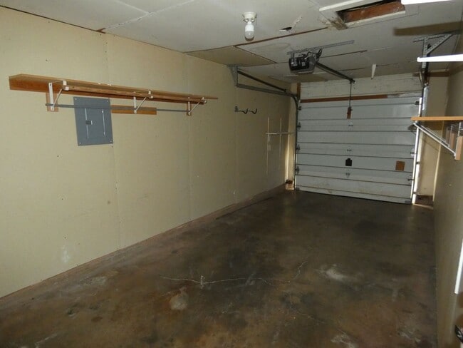 Building Photo - 2 bedroom, 1 bath