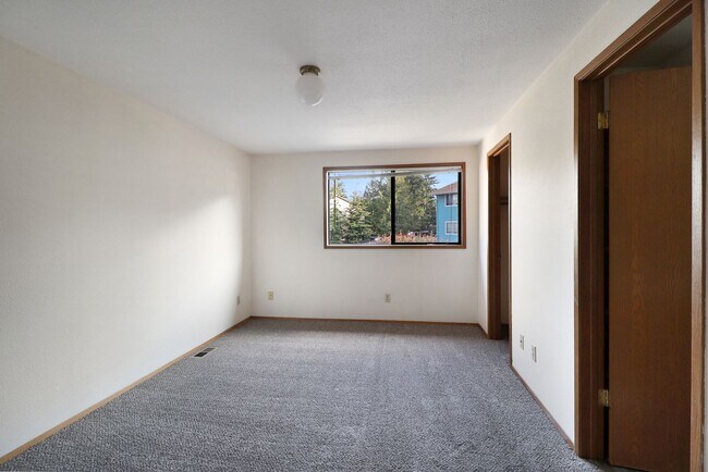Building Photo - 3 Bed 2.5 Bath - Townhome - Close to Downtown