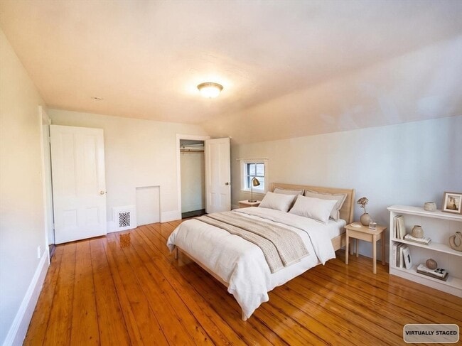 Building Photo - 12 Adella Pl