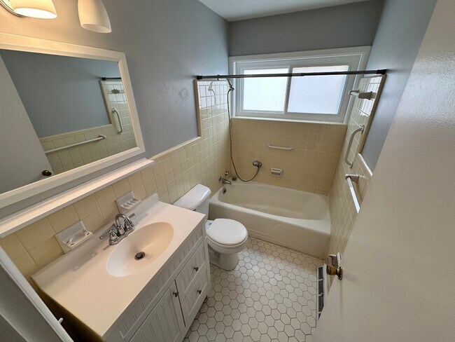 Building Photo - RED125/127