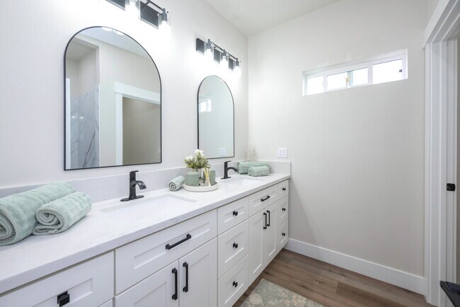 Building Photo - 2775 Village Dr