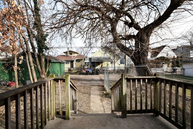 Building Photo - 727 Sutcliffe Ave