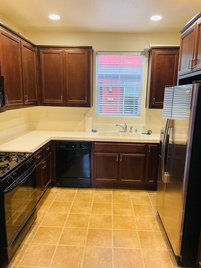 Building Photo - Modern 2 bed/2.5 bath with BONUS ROOM in West Sac