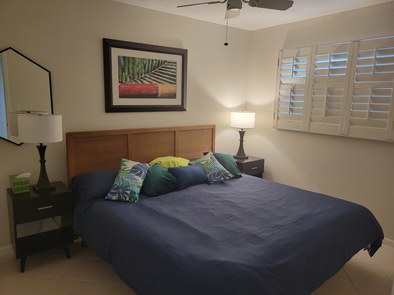 Guest bedroom with king size bed - 4200 Belair Ln