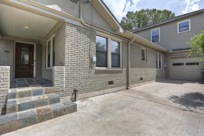 Building Photo - 2205 Brun St