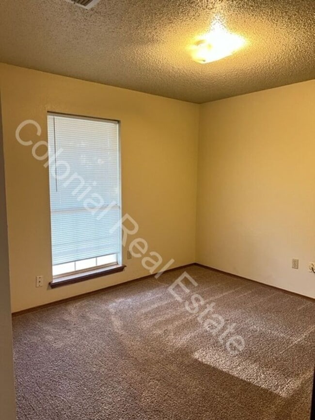 Building Photo - Spacious 3 Bed/2 Bath home with a fireplace!