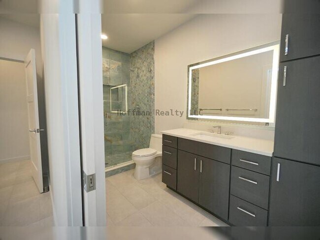 Building Photo - 2-Bed, 2.5-Bath Water-Front Condo in South Tampa