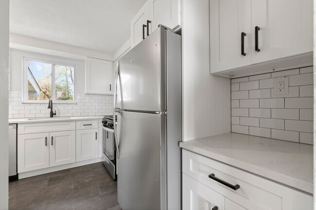 Building Photo - AVAILABLE NOW!! Fully RENOVATED 3-bedroom in CASTLE SHANNON!