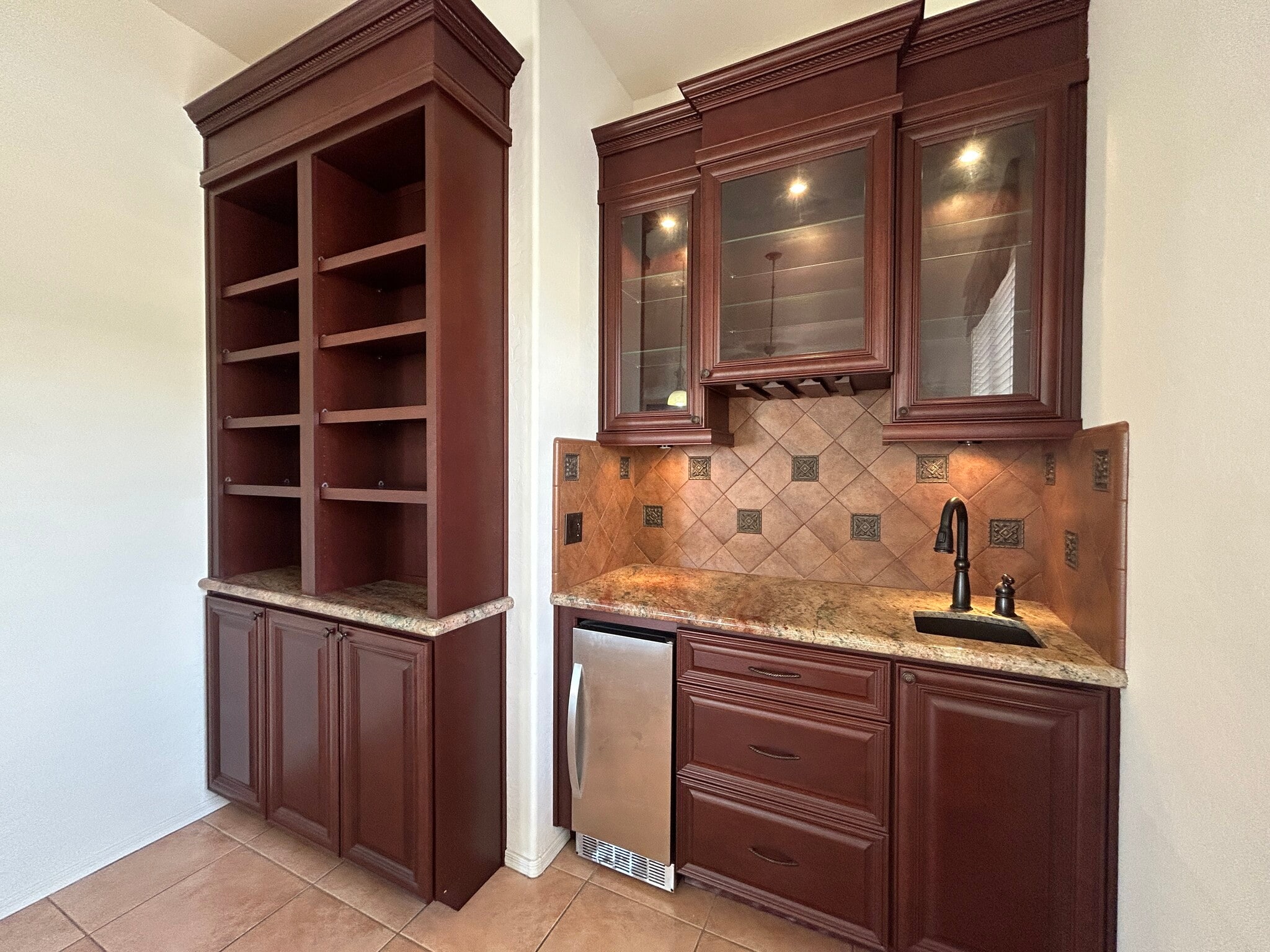 Building Photo - 9885 S La Rosa Dr