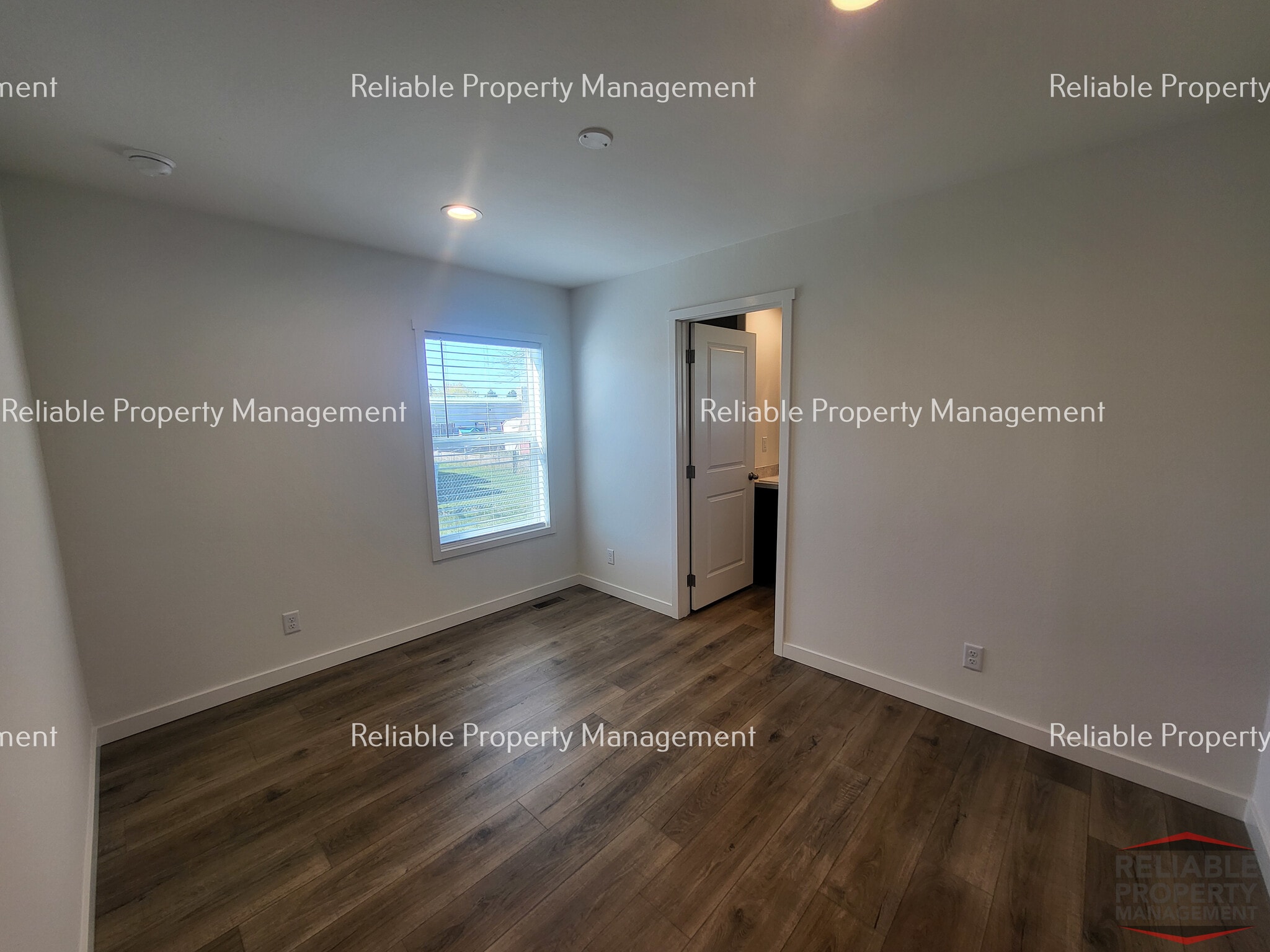 Building Photo - 850 Eden Dr