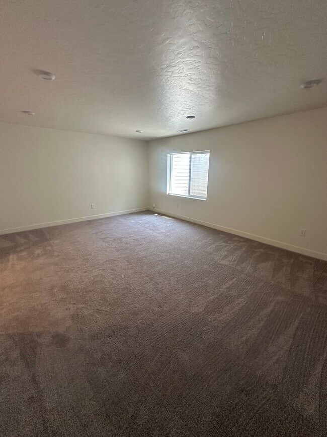Building Photo - GORGEOUS EAGLE MOUNTAIN TOWNHOME!!!