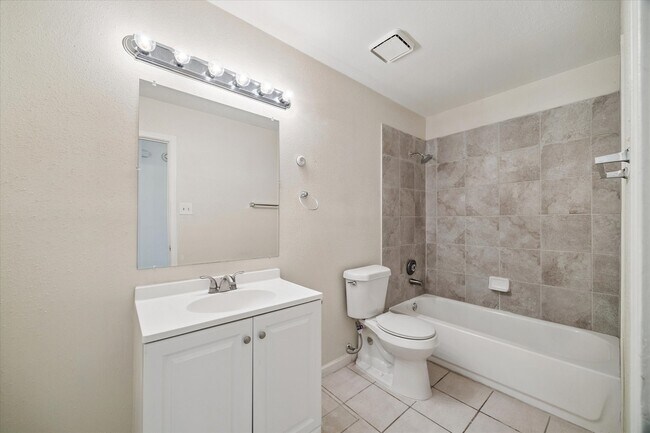 Building Photo - 5715 S Magazine Cir