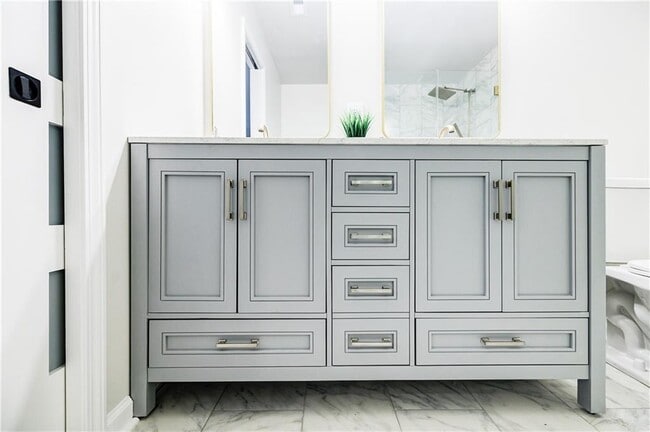 Building Photo - 5195 Hillcrest Glenn Dr