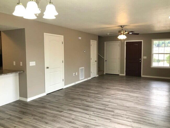 Building Photo - Cute town house with lawncare included!