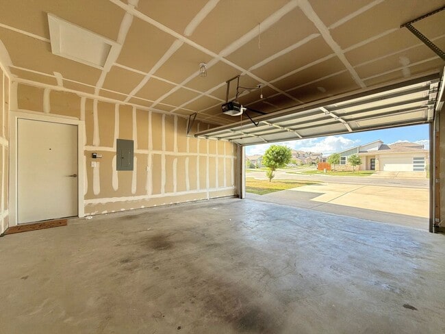 Building Photo - 2901 Louris Ln