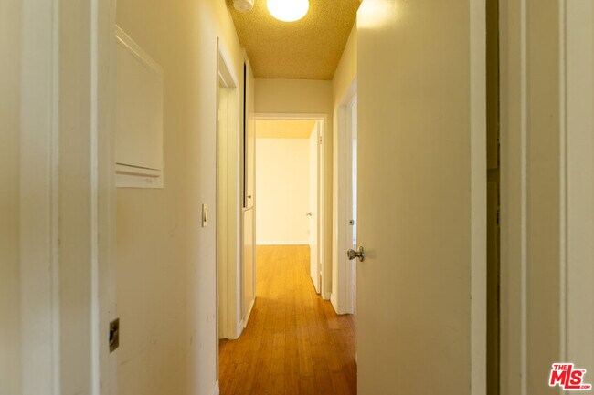 Building Photo - 1033 6th St