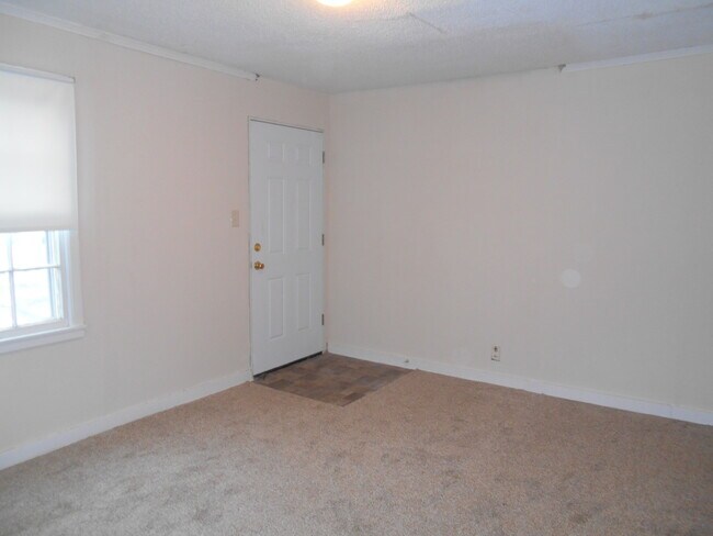 Building Photo - 3865 Roseberry St