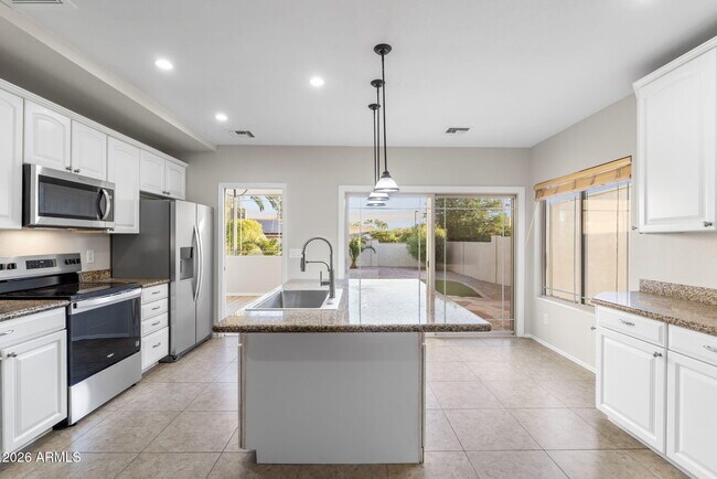 Building Photo - 8841 E Meadow Hill Dr