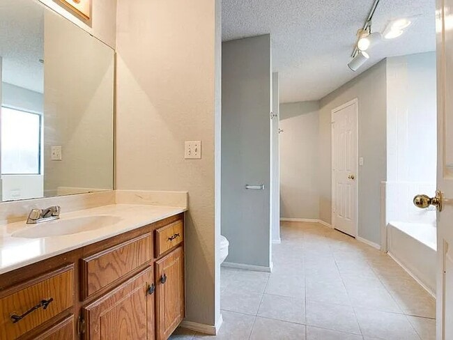 Building Photo - NORMAN, OKLAHOMA - MINUTES TO UNIVERSITY O...