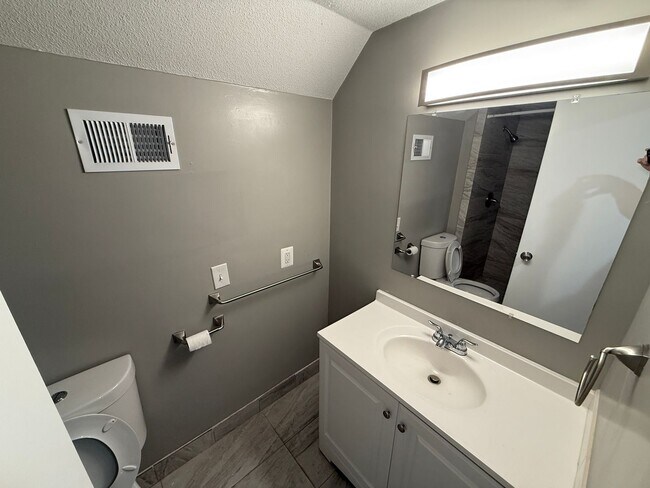 Building Photo - 1006_1008_NW