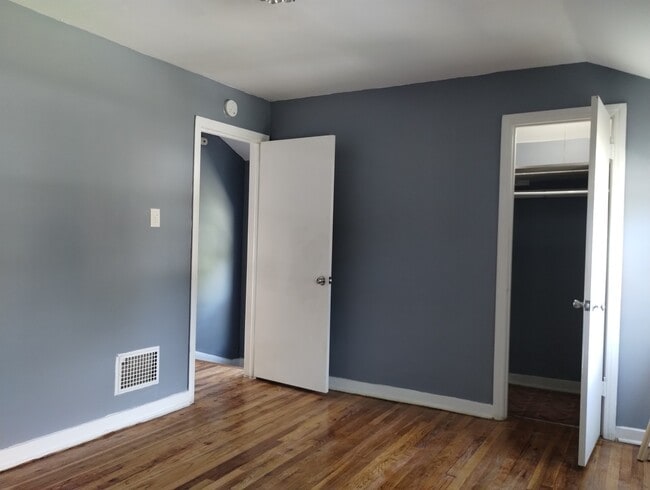 Building Photo - 9848 S Yates Blvd