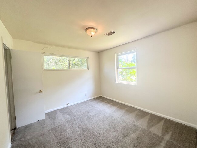 Building Photo - Cozy 3 bedrooms with charming kitchen upda...