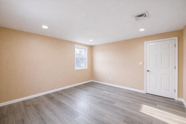 Building Photo - 1572 Summit Ave